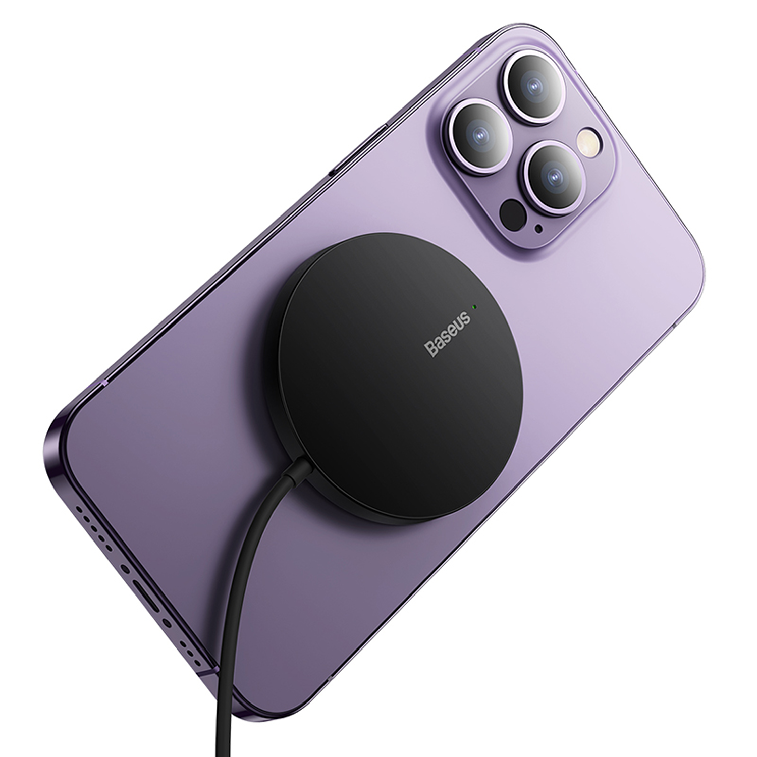 Un iPhone morado con un cargador Baseus circular negro adjunto. El cargador tiene un cable negro conectado.