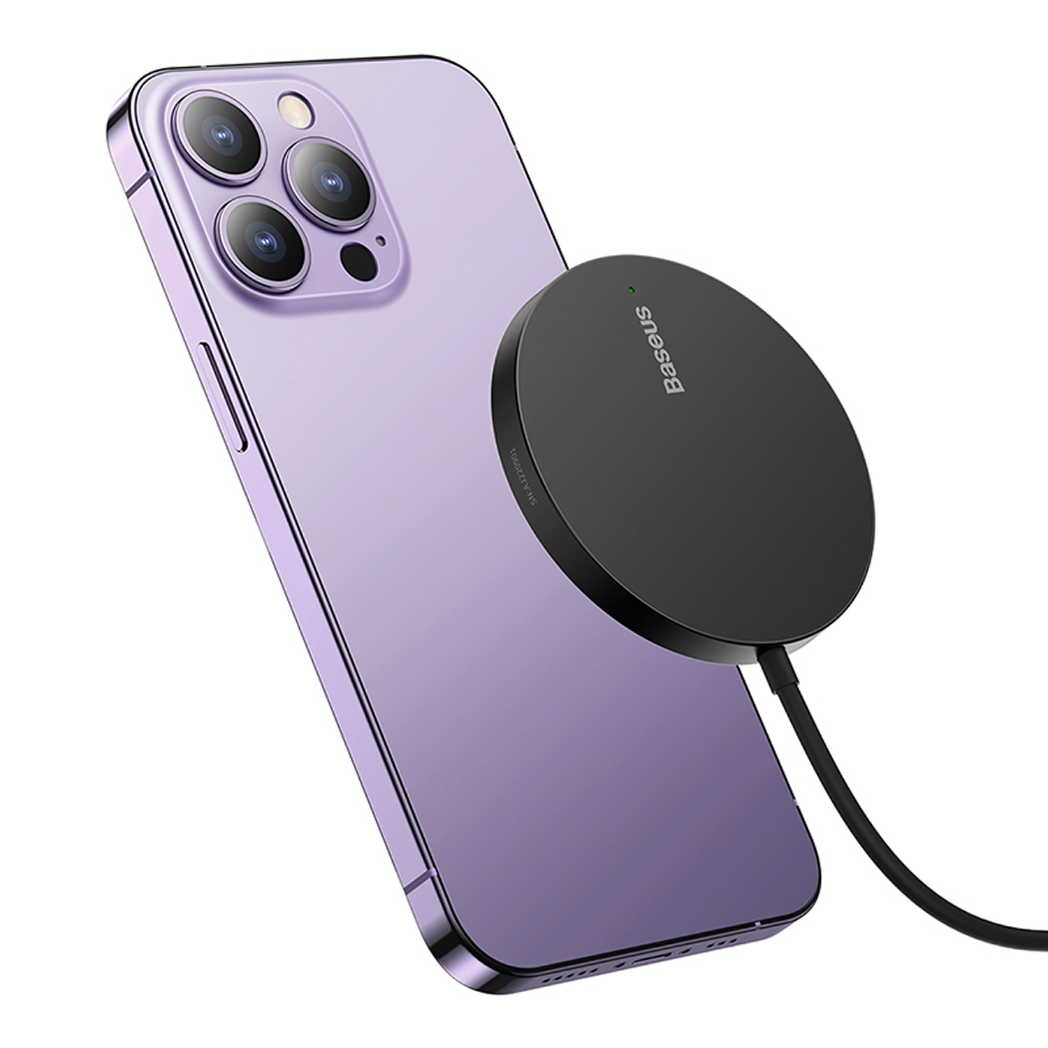 Un smartphone morado con un cargador inalámbrico negro adjunto. El cargador está conectado con un cable negro.