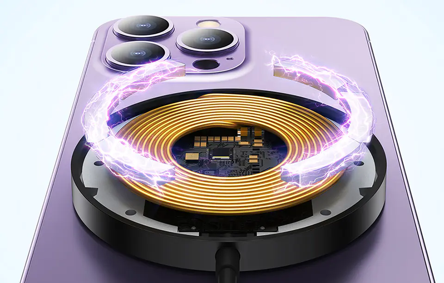 Un teléfono con bobina de carga inalámbrica. Arcos de rayos alrededor de la bobina. El teléfono es morado con lentes de cámara.