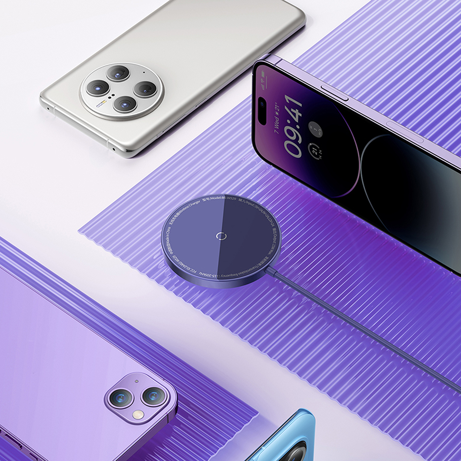 Varios teléfonos inteligentes y un cargador inalámbrico sobre una superficie morada texturizada. Los teléfonos son plateados, morados y azules.