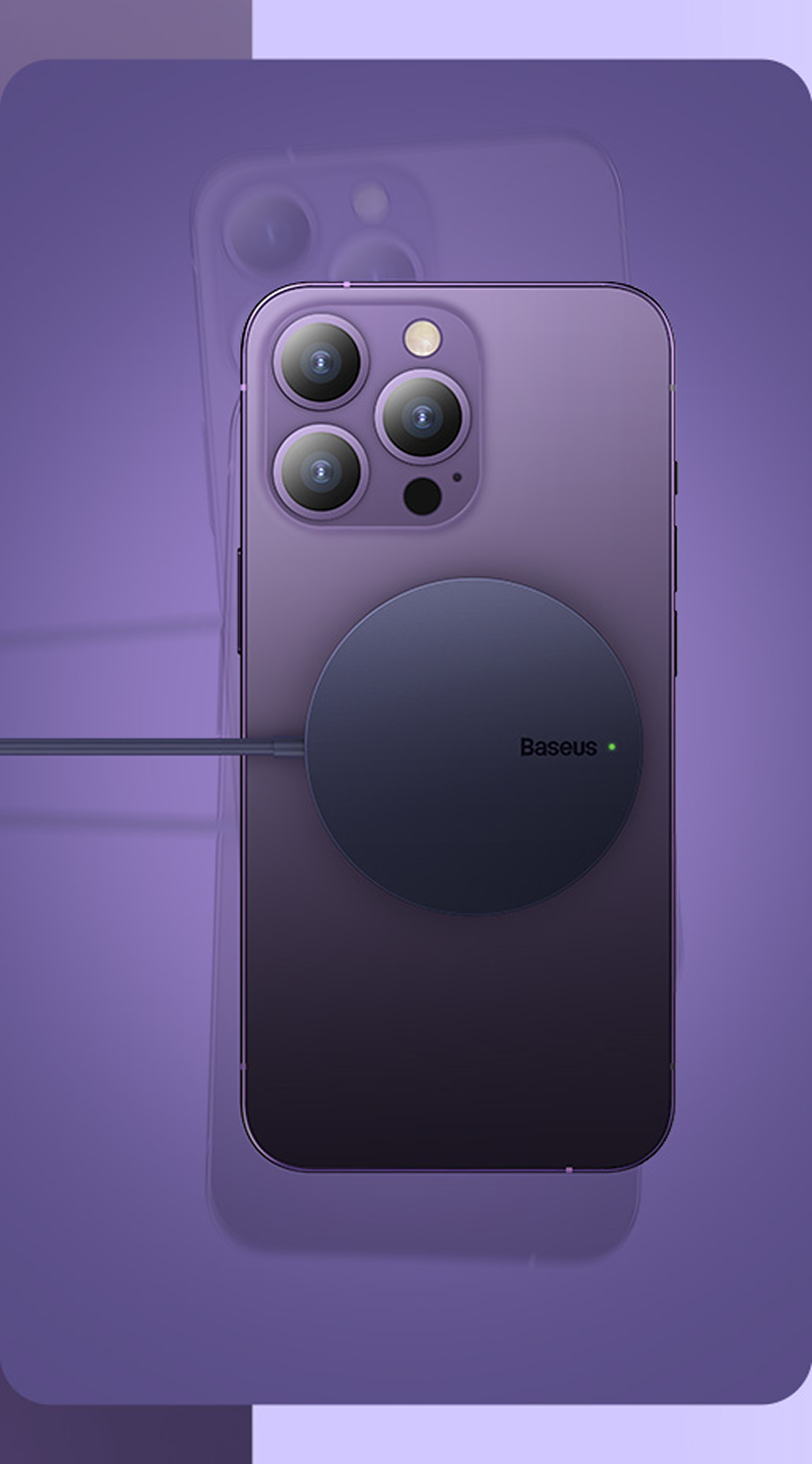 Un iPhone morado con un cargador circular negro. El teléfono tiene tres cámaras. El cargador dice 'Baseus'.