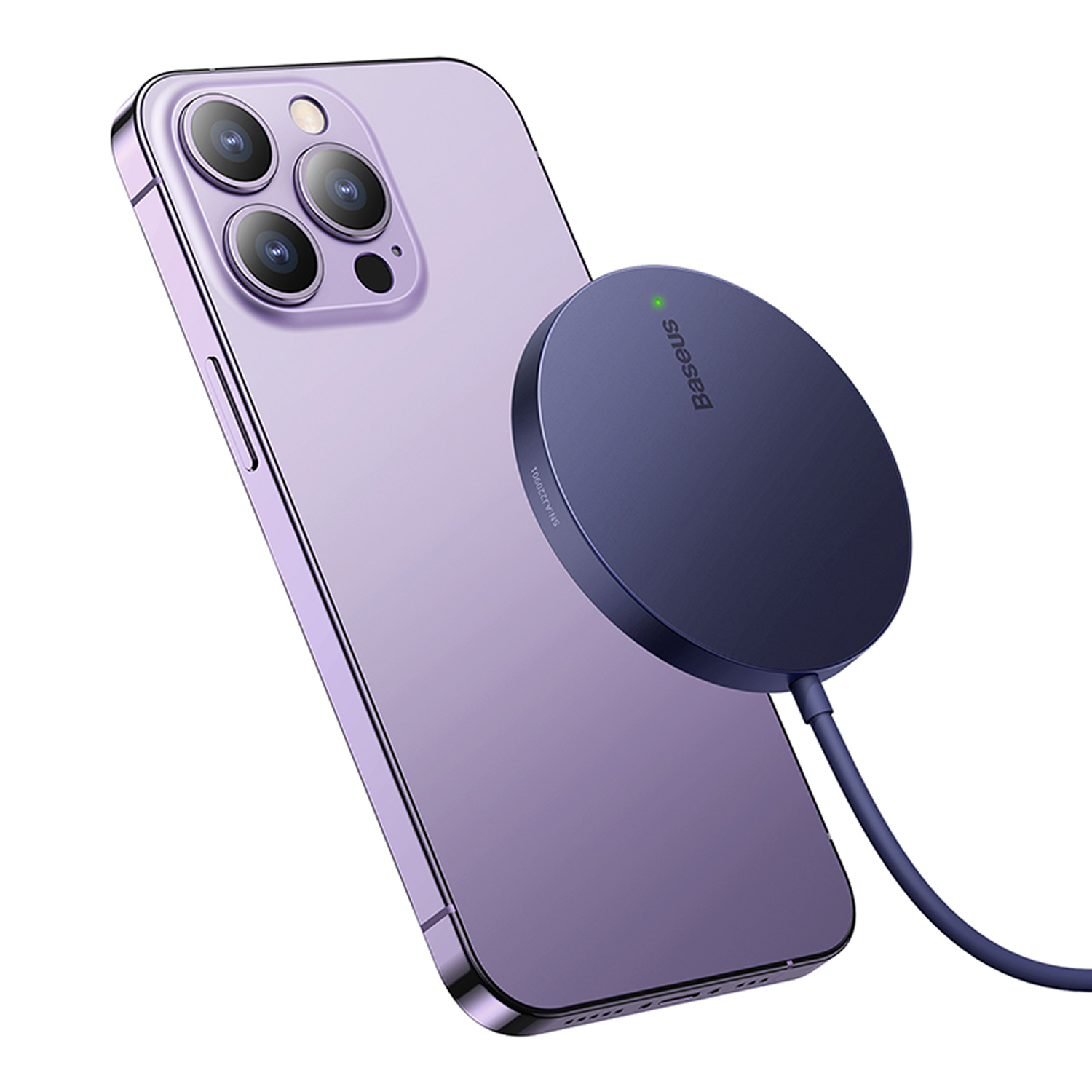 Un teléfono inteligente morado con un cargador magnético. El cargador es azul oscuro, con una luz verde.