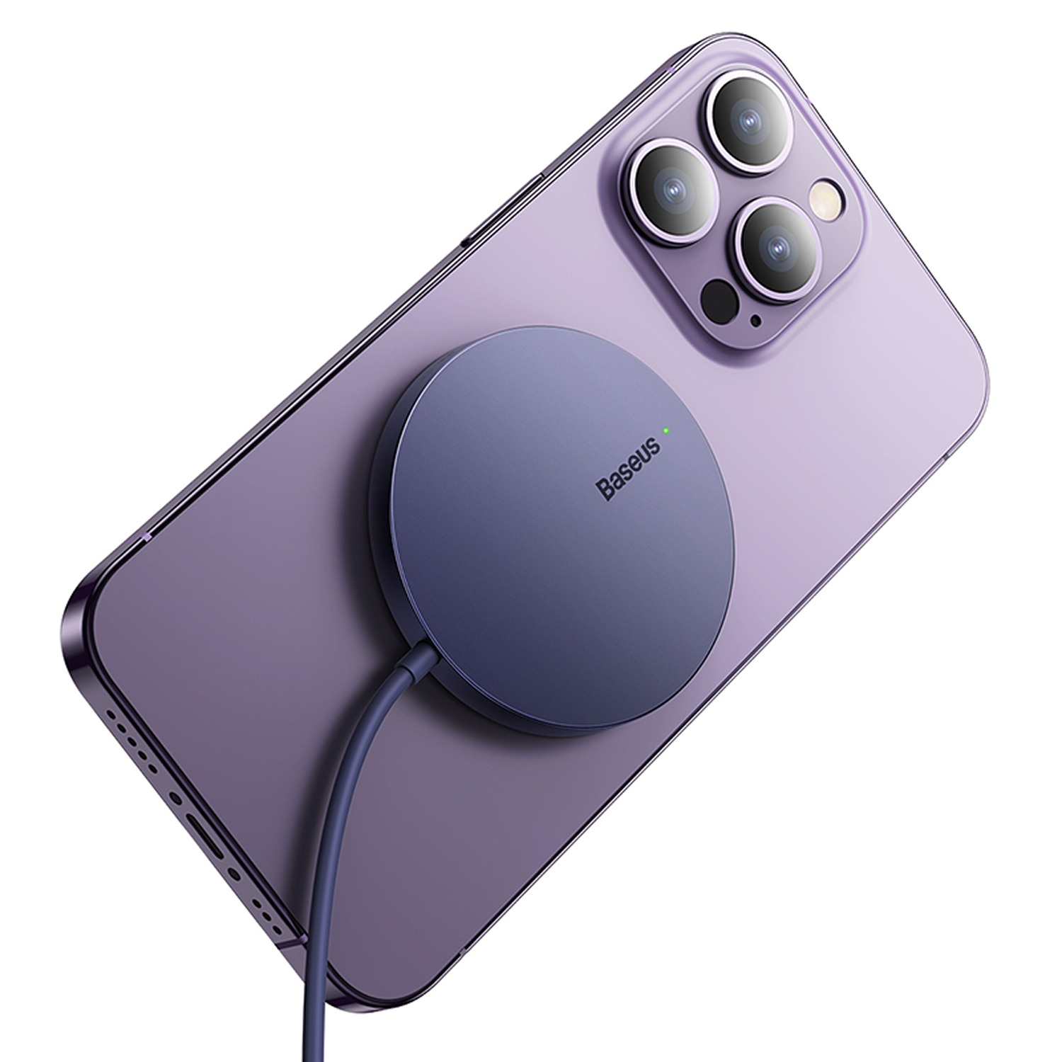 Un iPhone morado con un cargador Baseus redondo y azul adjunto. El teléfono tiene tres lentes de cámara. El cargador tiene un cable.