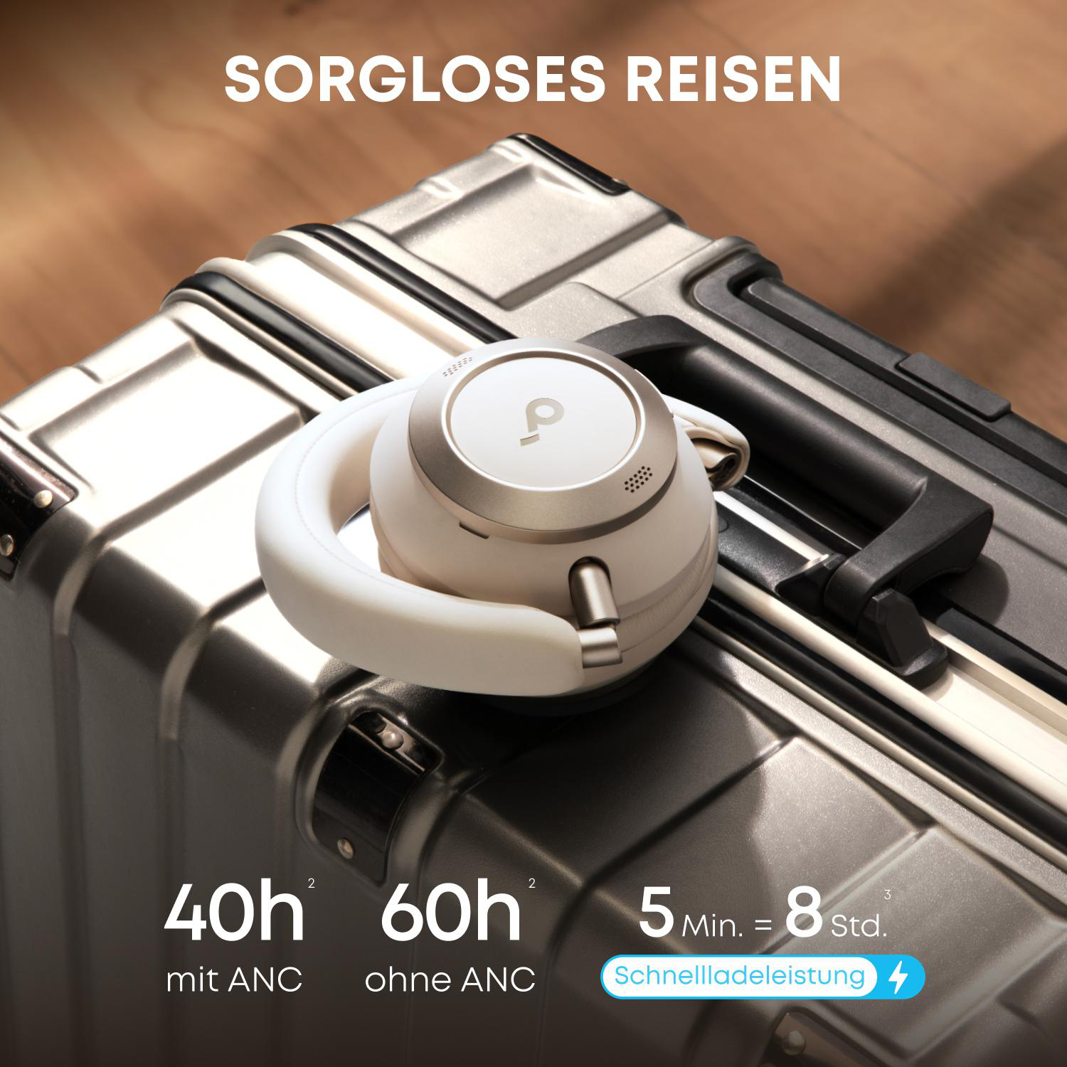 Weiße und silberne Kopfhörer auf einem silbernen Koffer. Text oben: 'Sorgloses Reisen'. Stats: 40h mit ANC, 60h ohne ANC.