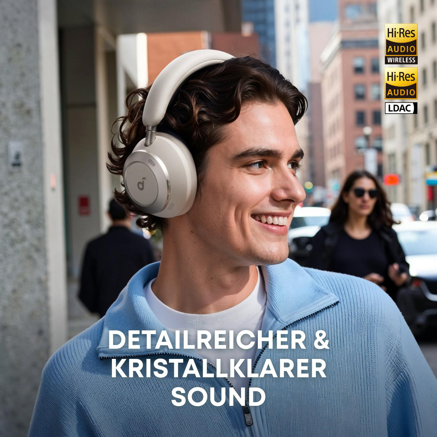Ein Mann mit weißen Kopfhörern lächelt draußen. Hi-Res Audio Logos sind sichtbar. Text: 'Detailreicher & kristallklarer Sound'.