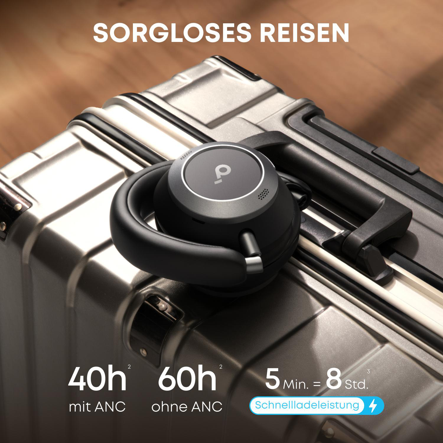 Schwarzer Kopfhörer auf silbernem Koffer. Text: 'Sorgloses Reisen', 40h mit ANC, 60h ohne ANC und 5 Min. Laden = 8 Stunden.