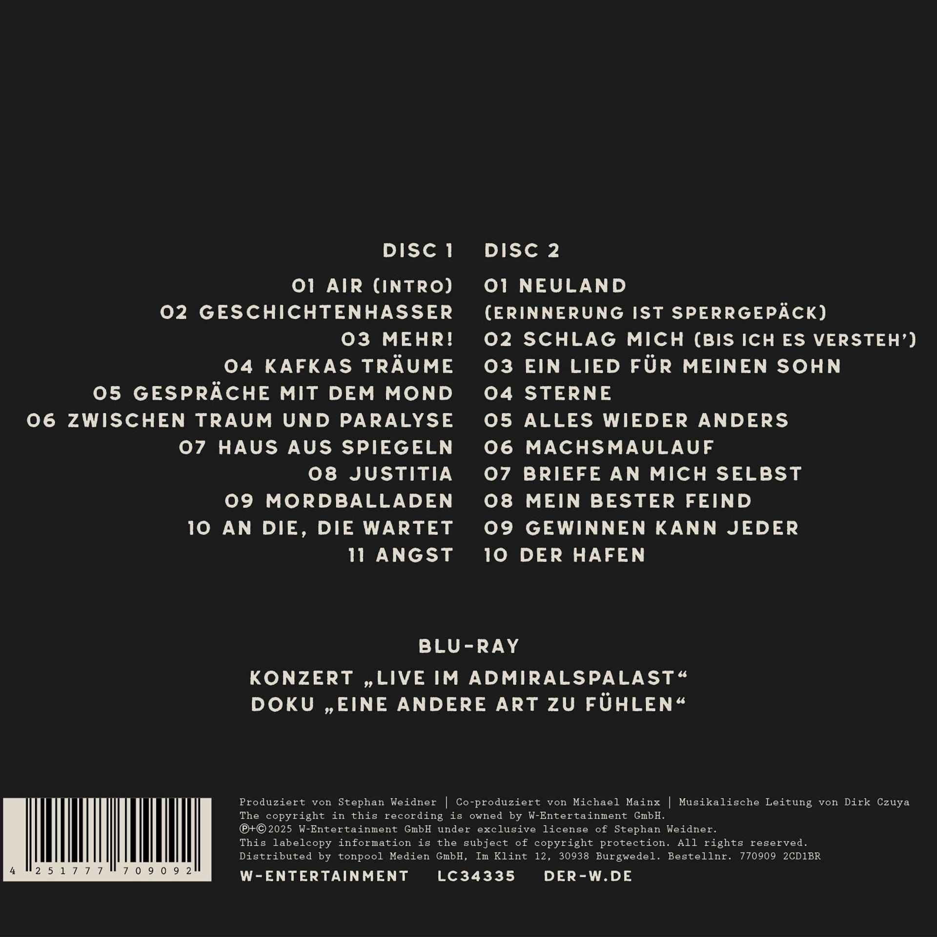 Albumcover mit schwarzem Hintergrund, weißer Text listet Songtitel von zwei Discs und Blu-Ray-Details.