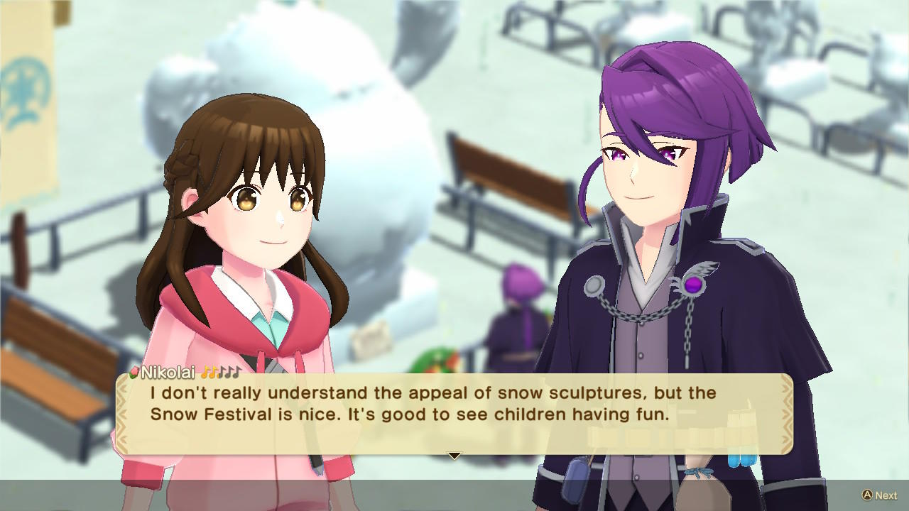 Zwei Anime-Charaktere unterhalten sich auf einem Schneefest. Einer trägt Rosa, der andere einen lila Mantel. Schneeskulpturen und eine Bank sind im Hintergrund.