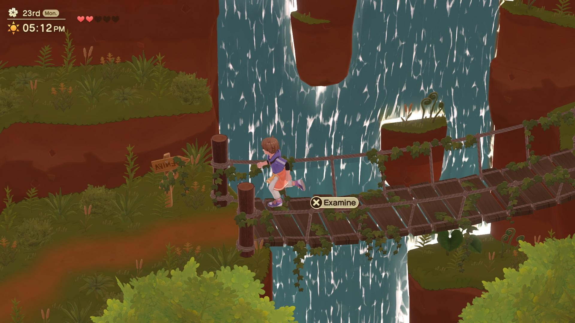 Eine Figur überquert eine Holzbrücke über einem Wasserfall. Um die Brücke und den Wasserfall herum gibt es üppige grüne Pflanzen.