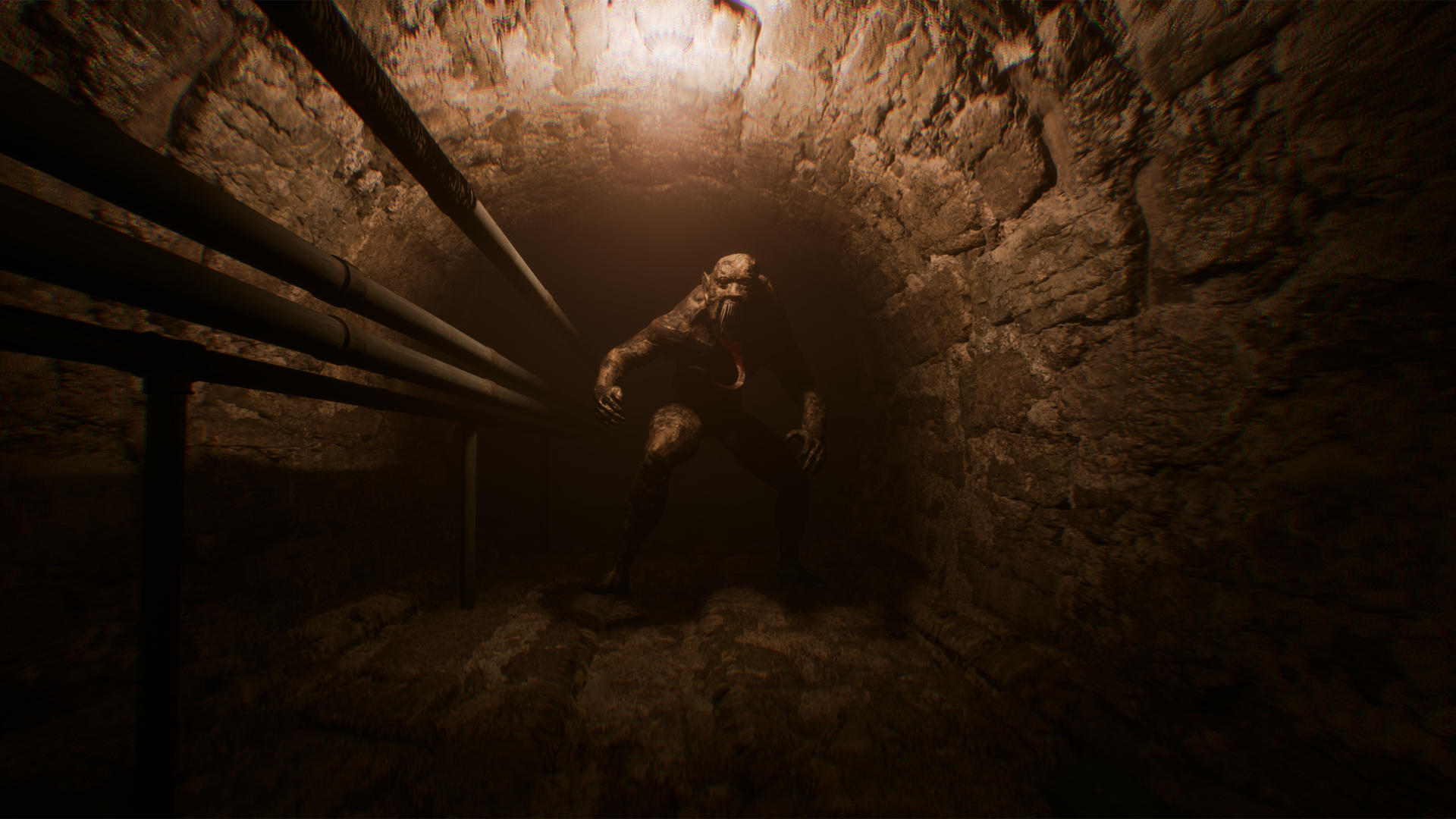 Ein Monster mit langer Zunge steht in einem dunklen Tunnel. Rohre sind links, Steinmauern umgeben die Kreatur.