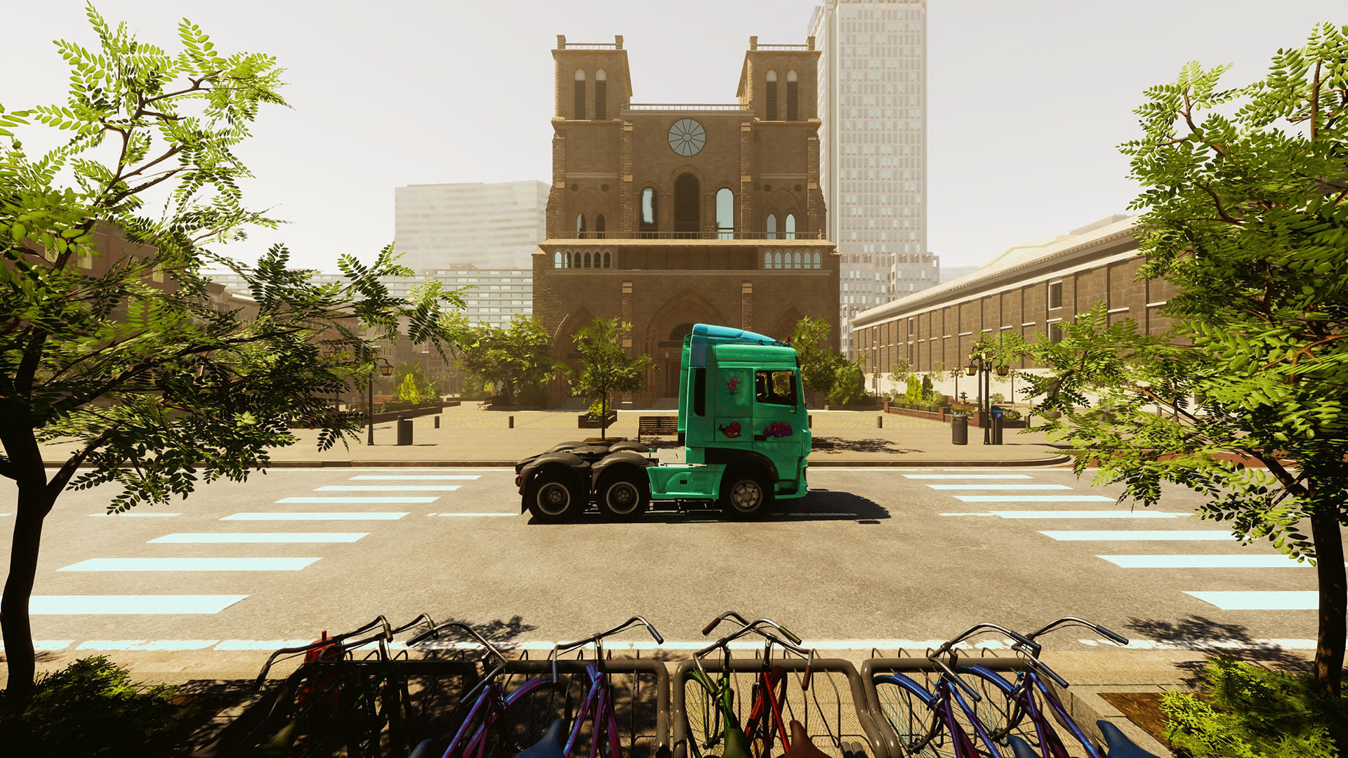 Ein grüner Lkw parkt auf einem Zebrastreifen vor einer Kirche. Fahrräder sind davor geparkt. Bäume und Gebäude sind vorhanden.