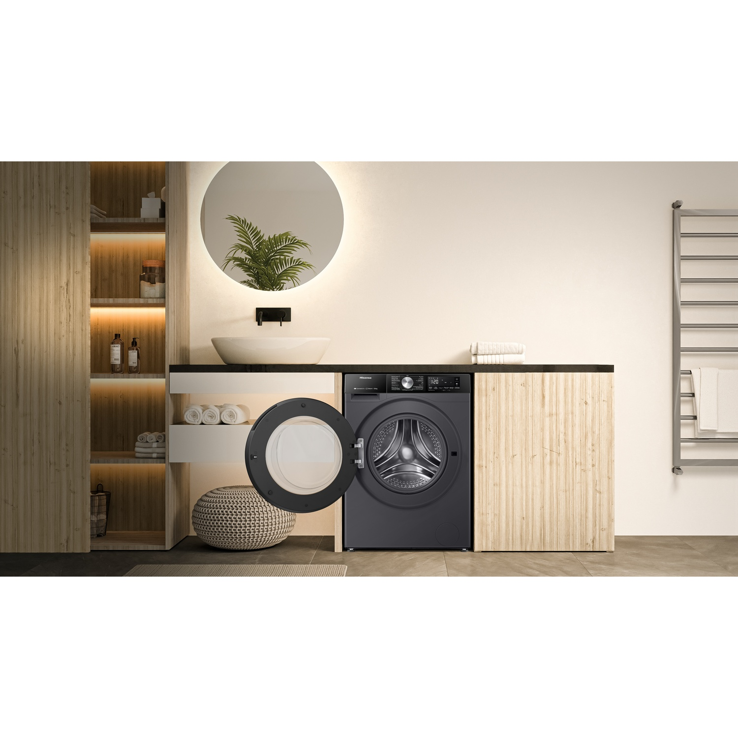 Un lave-linge noir avec une porte ouverte se trouve dans une salle de bain moderne. Miroir, serviettes et meubles en bois sont visibles.