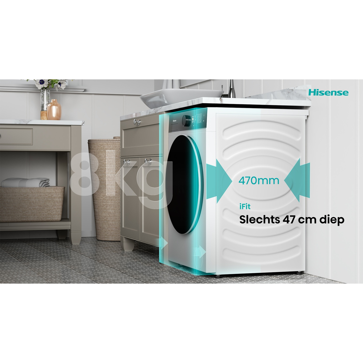 Een witte Hisense wasmachine met een zwarte deur in een badkamer. De tekst '8kg' en '470mm' zijn zichtbaar.