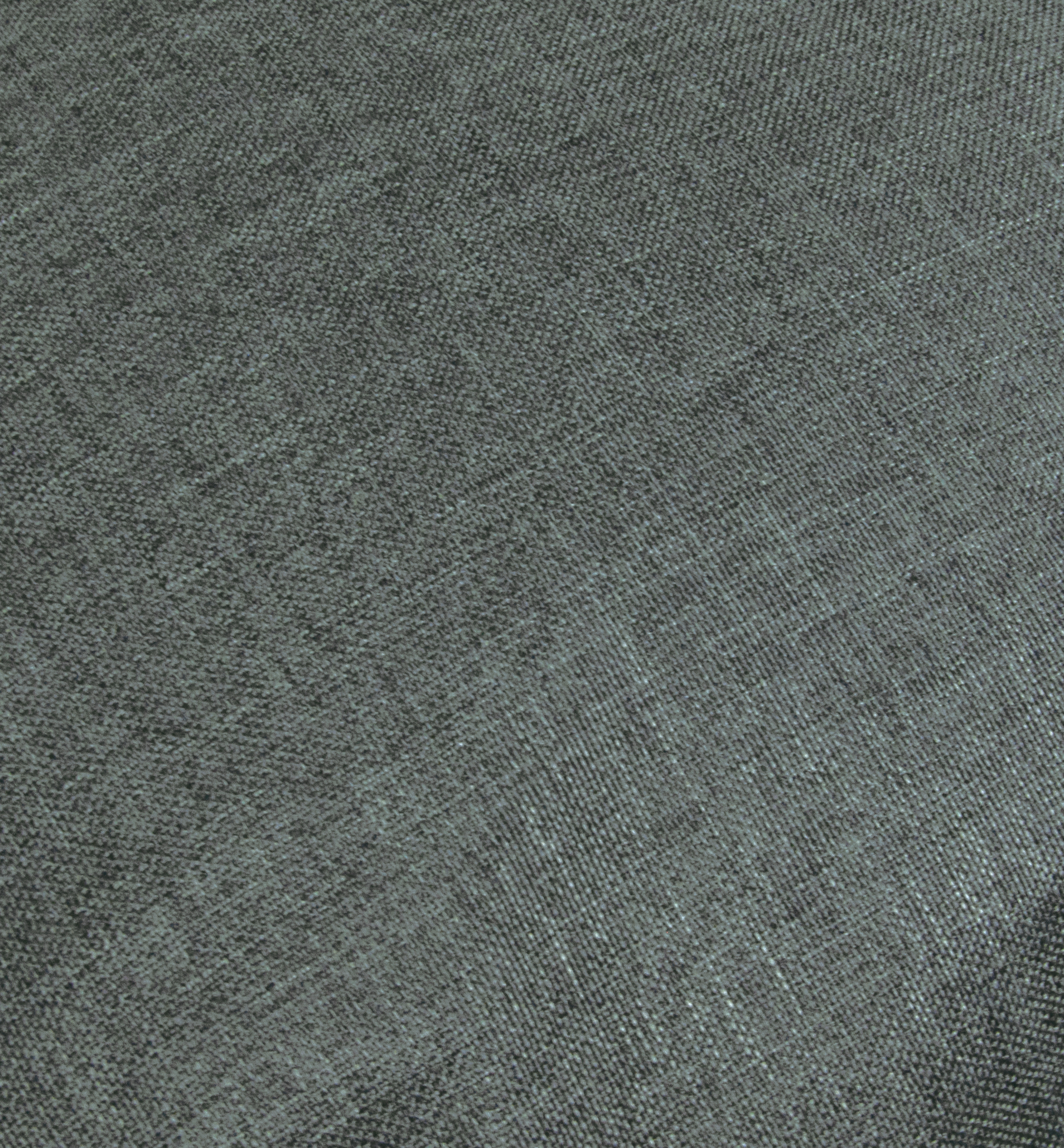 Nahaufnahme eines grauen Stoffes. Die Textur wirkt rau mit sichtbaren Webfäden. Die Farbe ist ein gedämpftes, neutrales Grau.