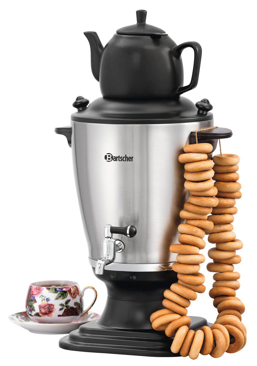 Ein Edelstahl-Samowar mit schwarzem Teekessel, Tasse und Untertasse sowie einer Kette von Bagels.