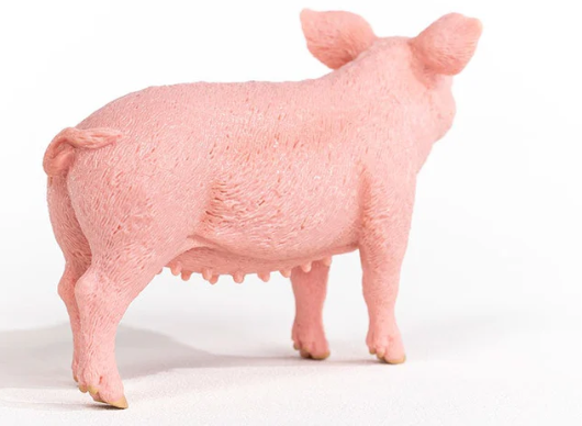 Eine rosa Schweinefigur steht auf einer weißen Oberfläche. Es ist von der Seite zu sehen, mit Details seines Körpers und seiner Beine.