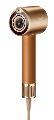 Złota i brązowa suszarka do włosów. Ma cylindryczny korpus i okrągłą głowicę z ciemnym środkiem. Kabel wychodzi z dołu.