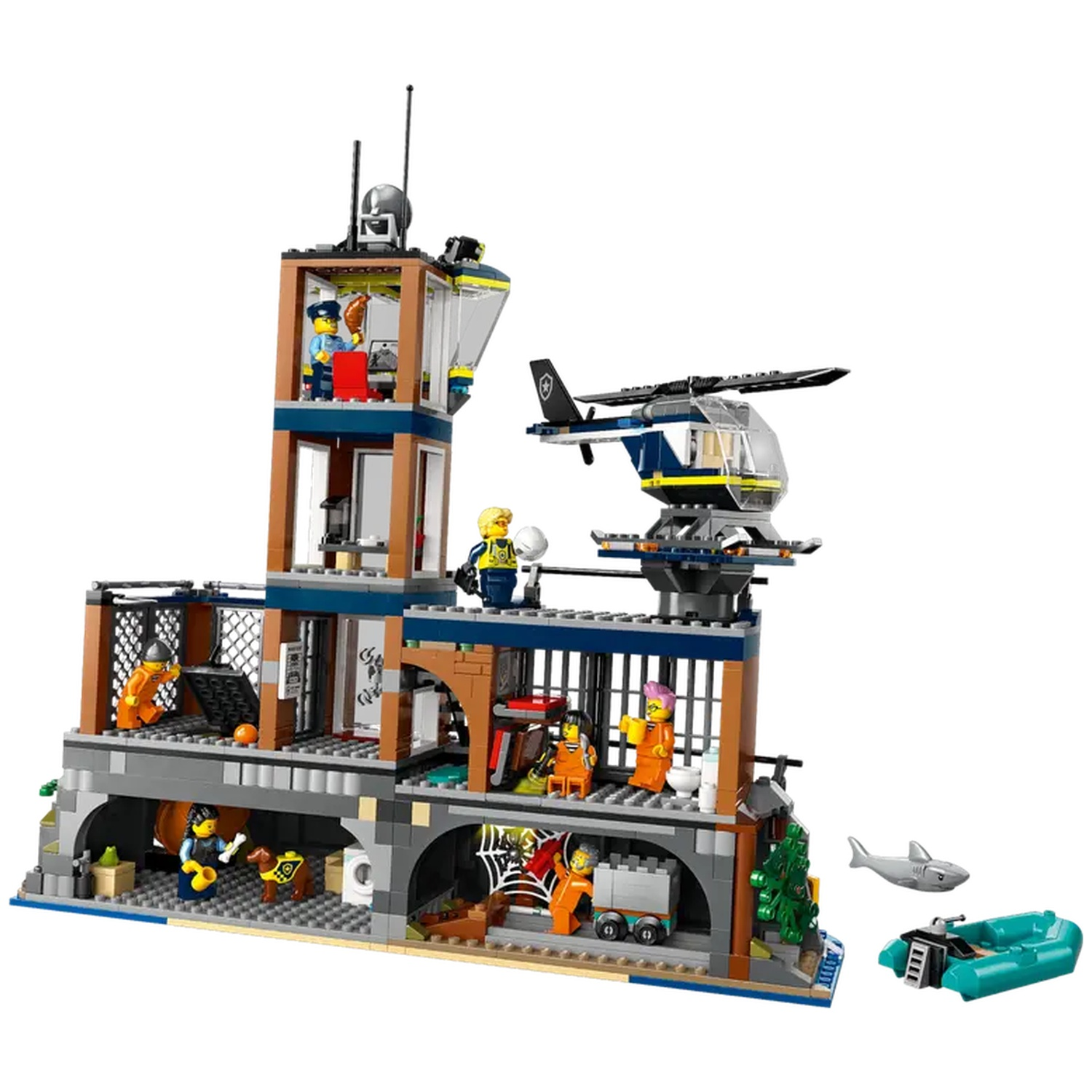 Le poste de police Lego avec figurines, hélicoptère, bateau et requin. Cellules, figurines en combinaison orange et une tour de contrôle sont visibles.