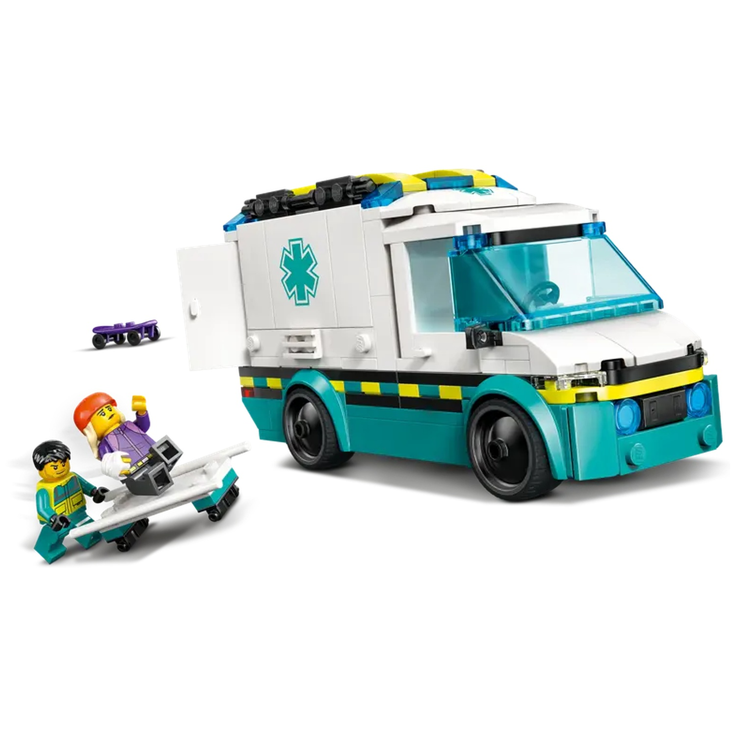 Lego-ambulance met twee figuren die een patiënt op een brancard dragen. Een klein skateboard links.