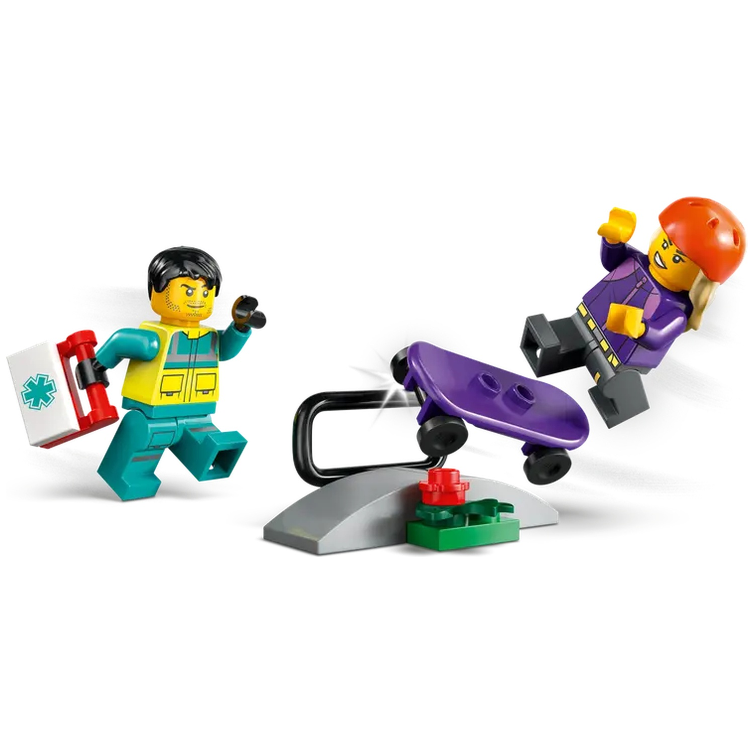 Legoscène: Skateboarder valt. Een dokter haast zich om te helpen. Skateboard, helling en EHBO-kit aanwezig. Witte achtergrond.