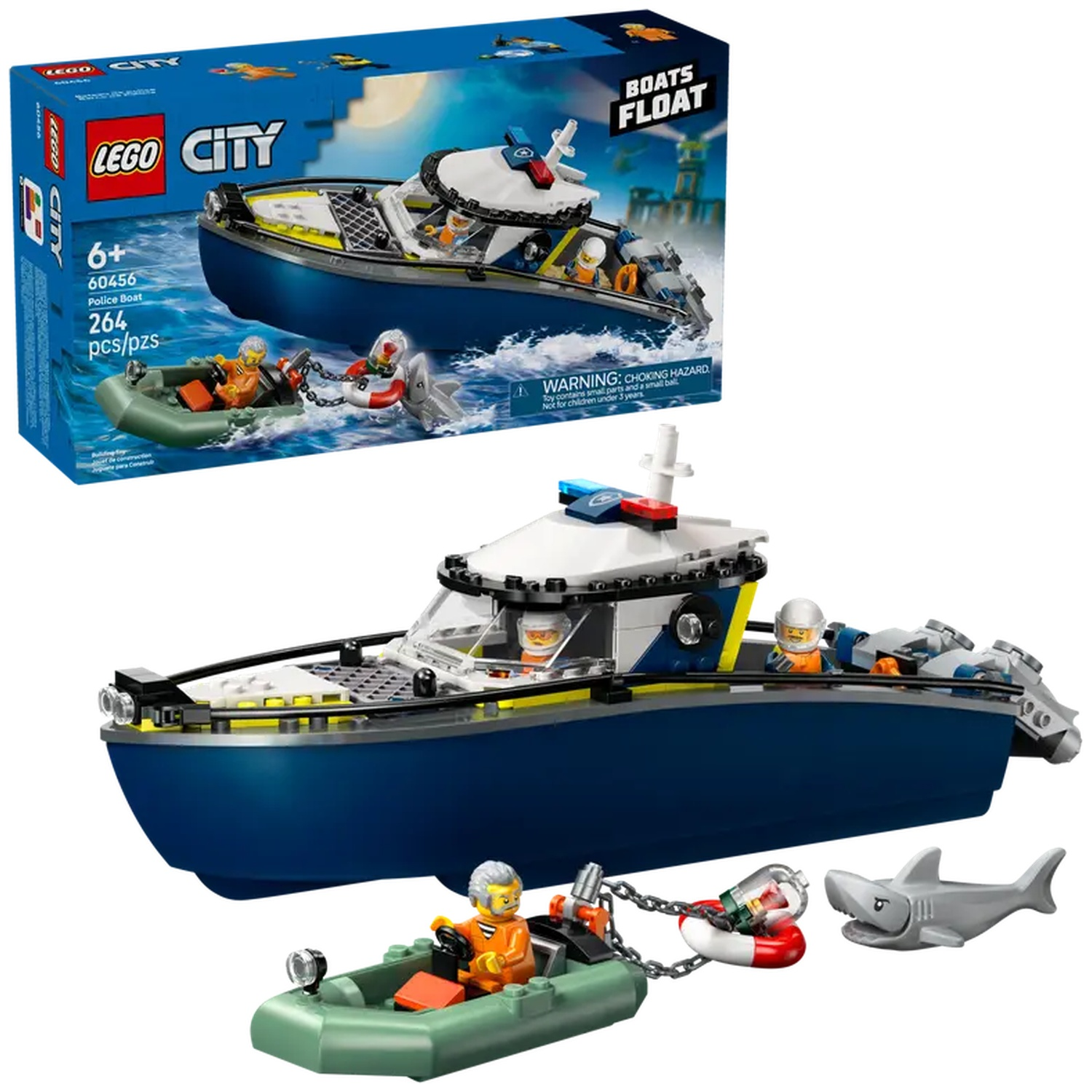 Lego City Police Boat set met een blauwe boot, kleine dinghy, haai en figuren. De doos staat op de achtergrond.