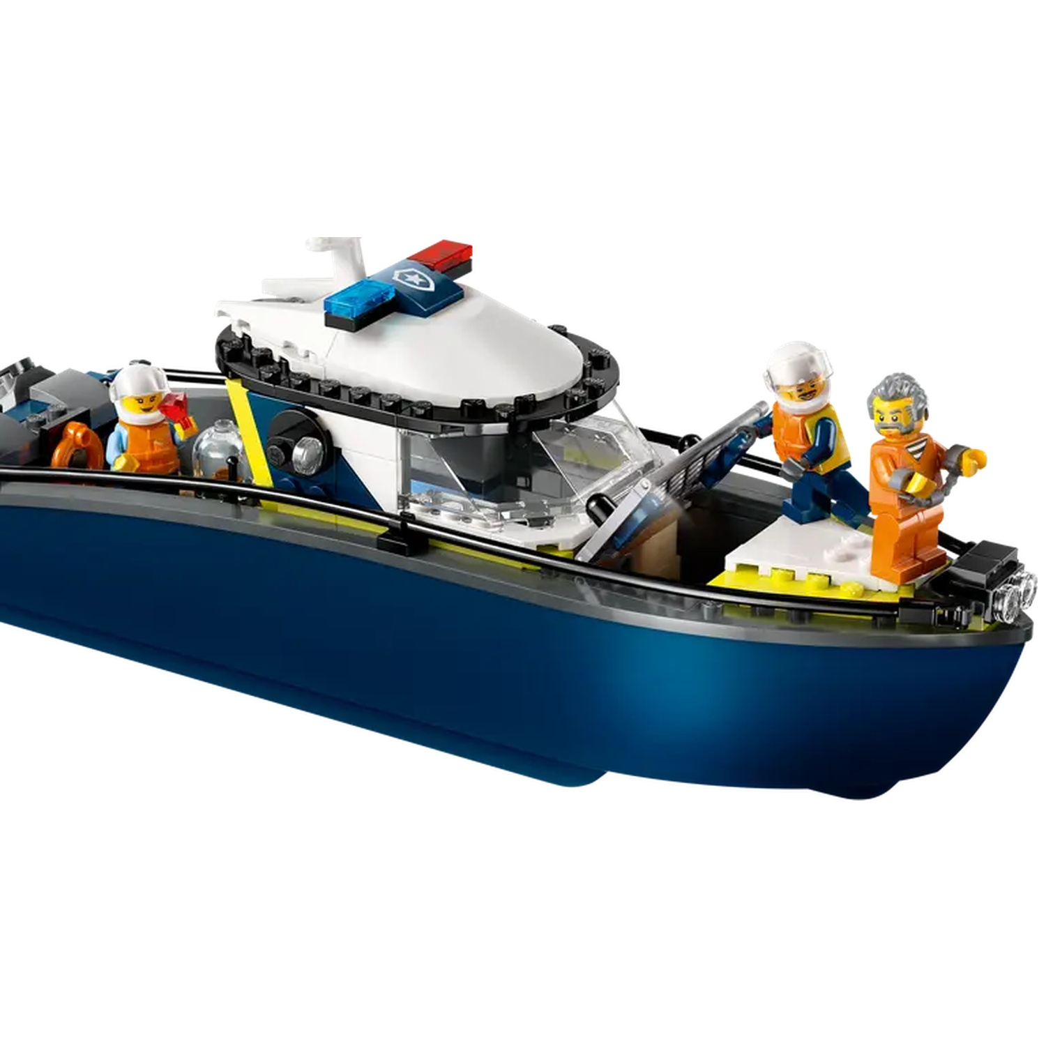 Een blauw en witte Lego politieboot met drie Lego figuren aan boord. De boot heeft een blauwe romp en een wit dak met zwaailichten.
