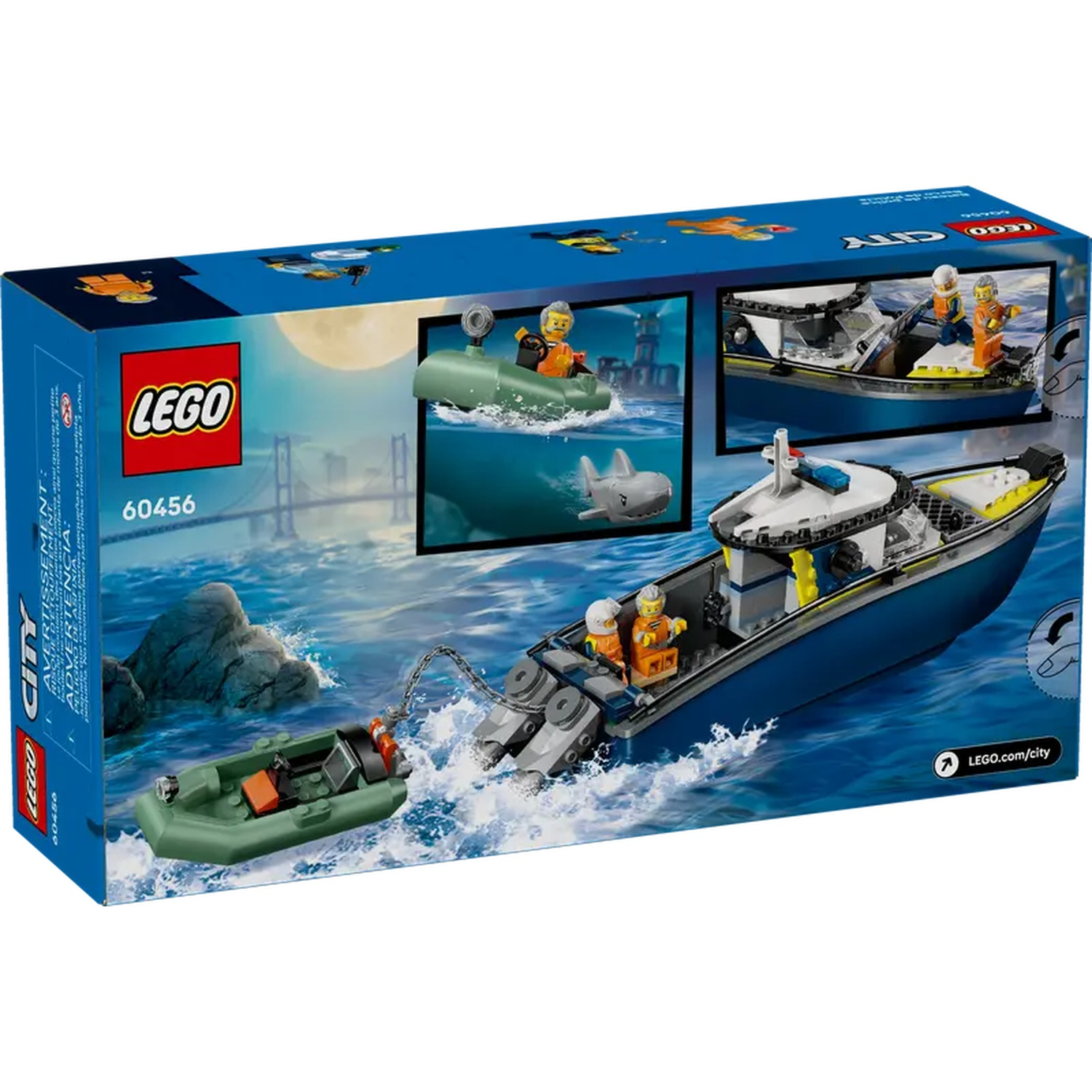 Lego City box art. Een blauwe boot met figuren, een kleine boot en een onderzeeër in het water. Een haai. Brug op de achtergrond.