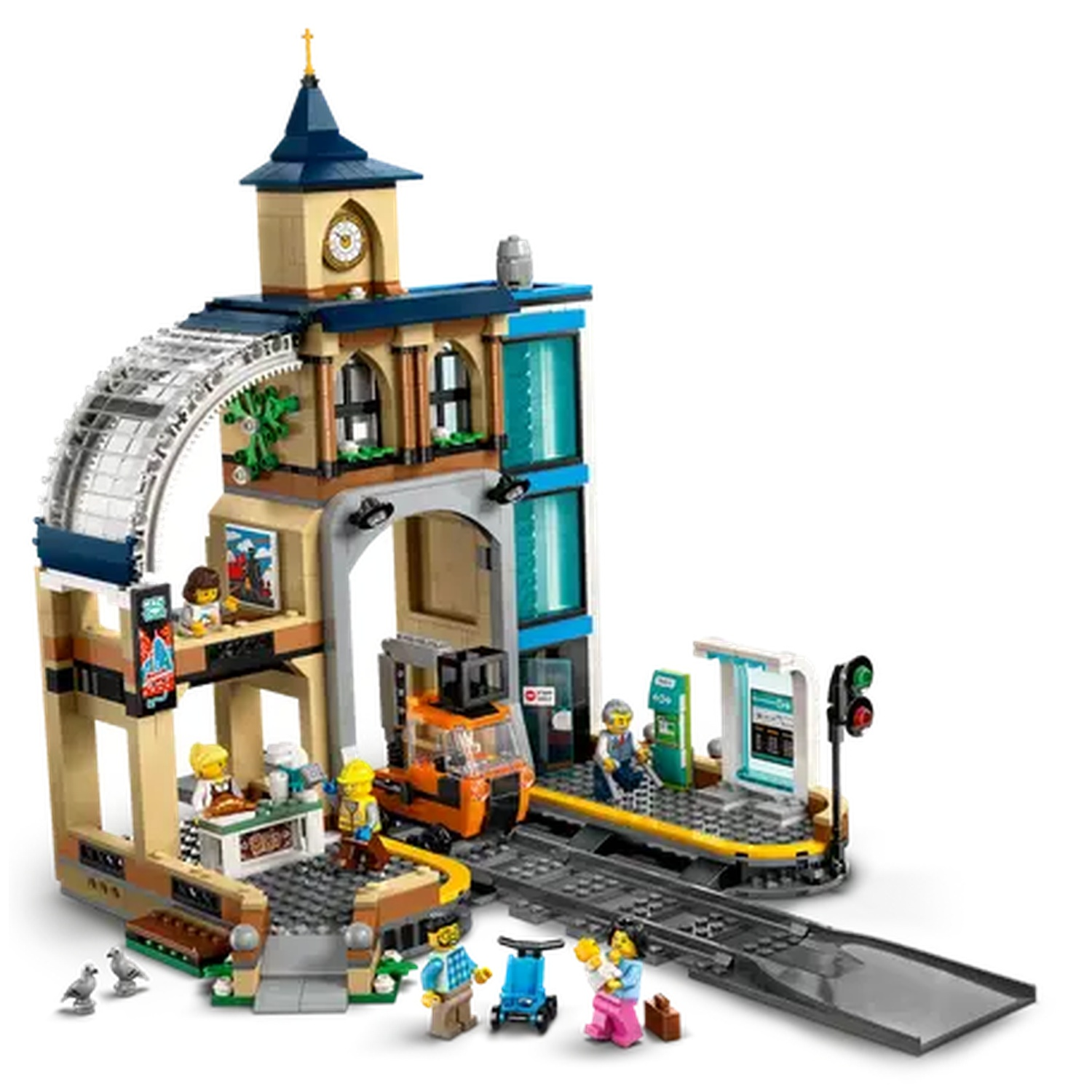 Lego City treinstation set. Inclusief gebouw met klokkentoren, spoorrails, mensen en een oranje voertuig. Figuren bij de kassa.