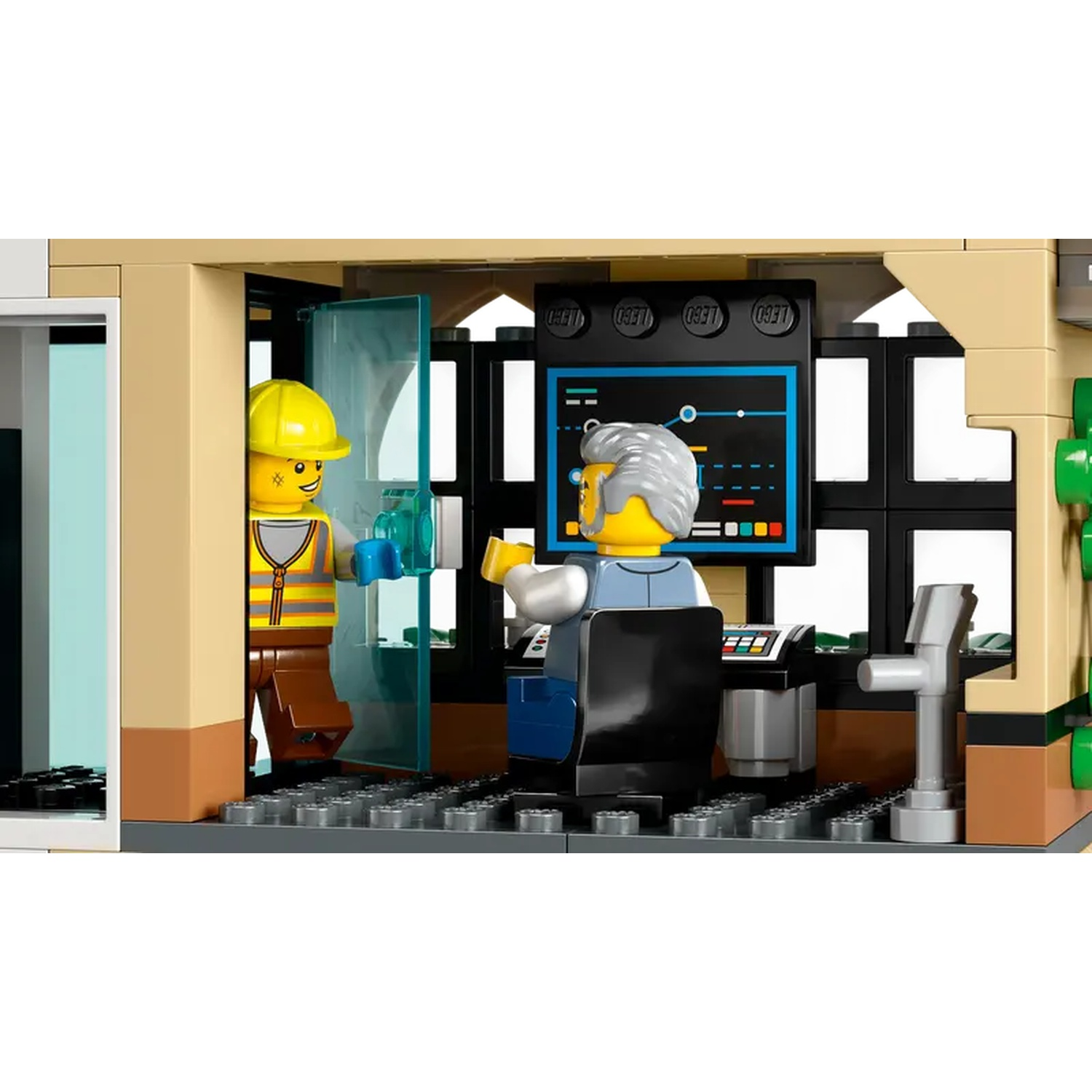 Lego-scène: Twee Lego-figuren, een met helm, de ander bij een bedieningspaneel. Een scherm toont een grafiek en een deur staat open.