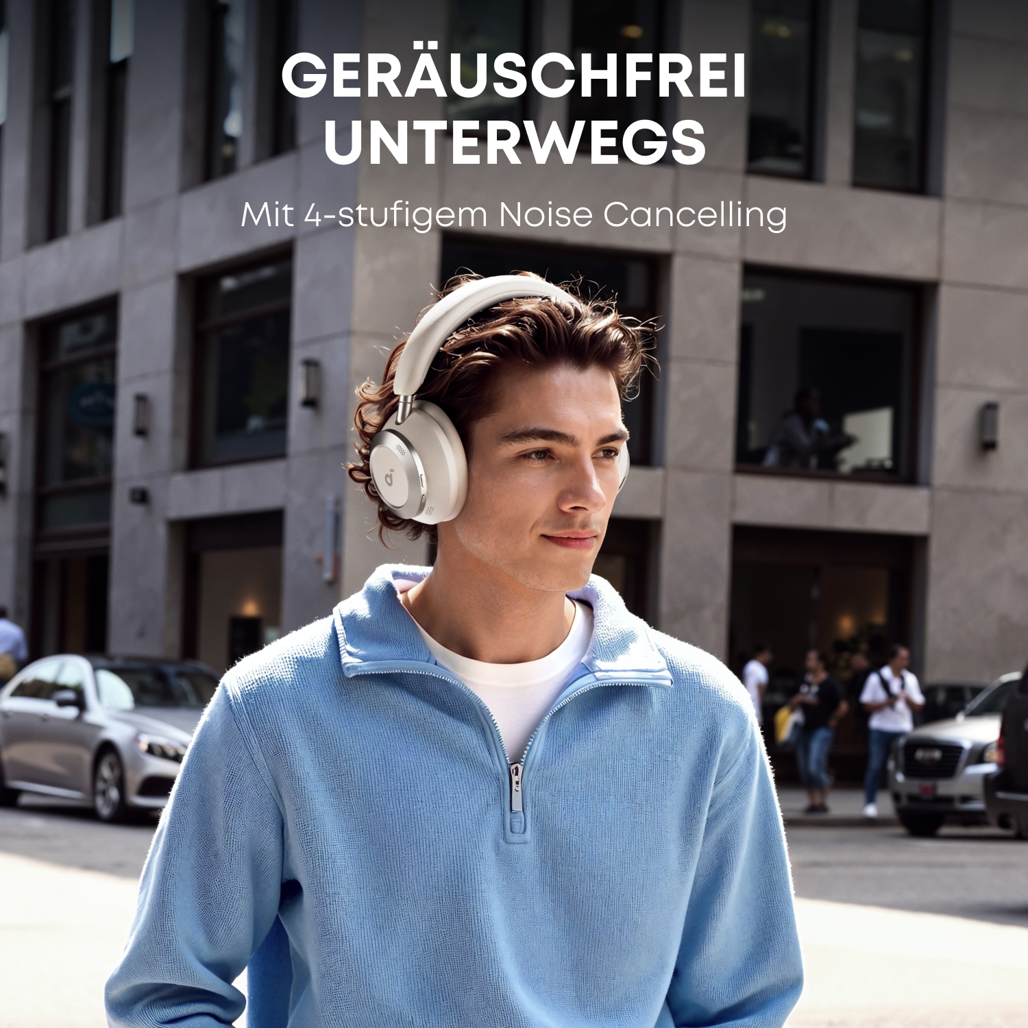 Ein Mann mit weißen Kopfhörern und einem blauen Pullover geht in einer Stadt. Text auf Deutsch: 'Geräuschfrei unterwegs'.