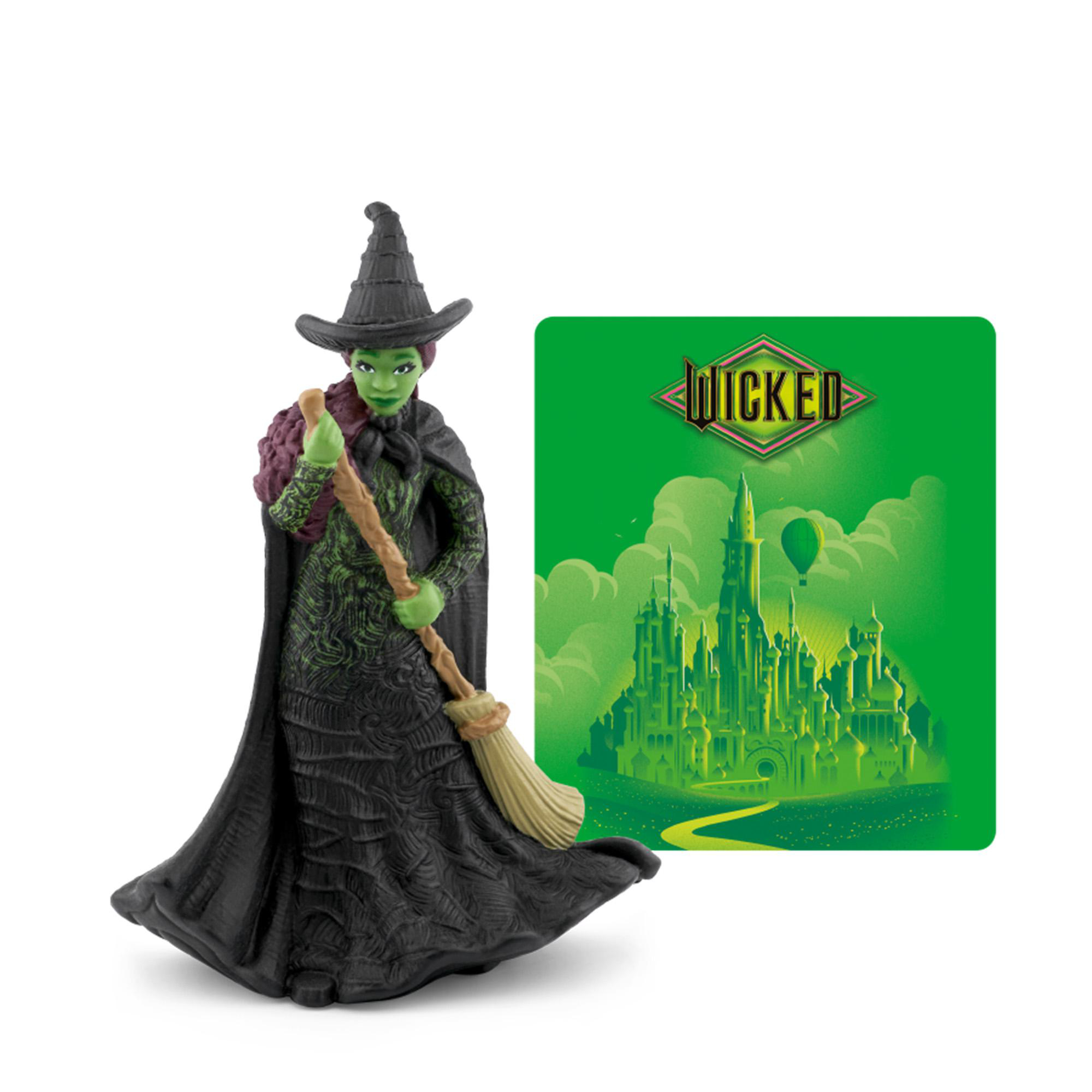 Eine Figur einer grünhäutigen Hexe mit schwarzem Kleid und Hut, die einen Besen hält. Daneben ein grünes 'Wicked'-Schild.