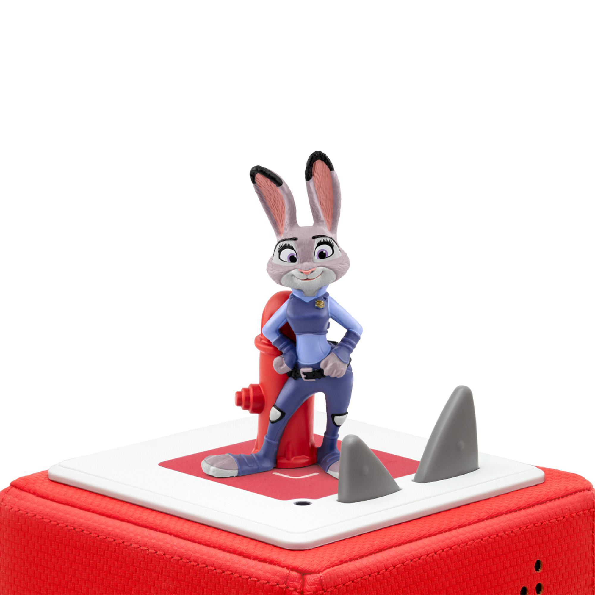 Eine Zootopia Judy Hopps Figur steht neben einem roten Hydranten auf einer rot-weißen Plattform. Zwei graue Haifischflossen sind zu sehen.