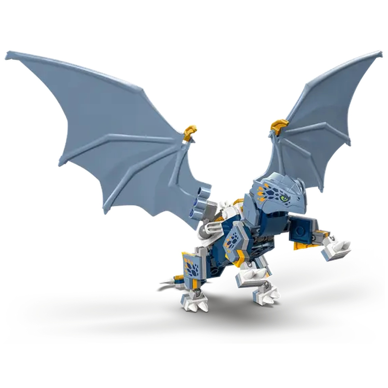 Een Lego drakenmodel met blauwe vleugels en lichaam, gele accenten. Het staat op een wit oppervlak met de vleugels gespreid.