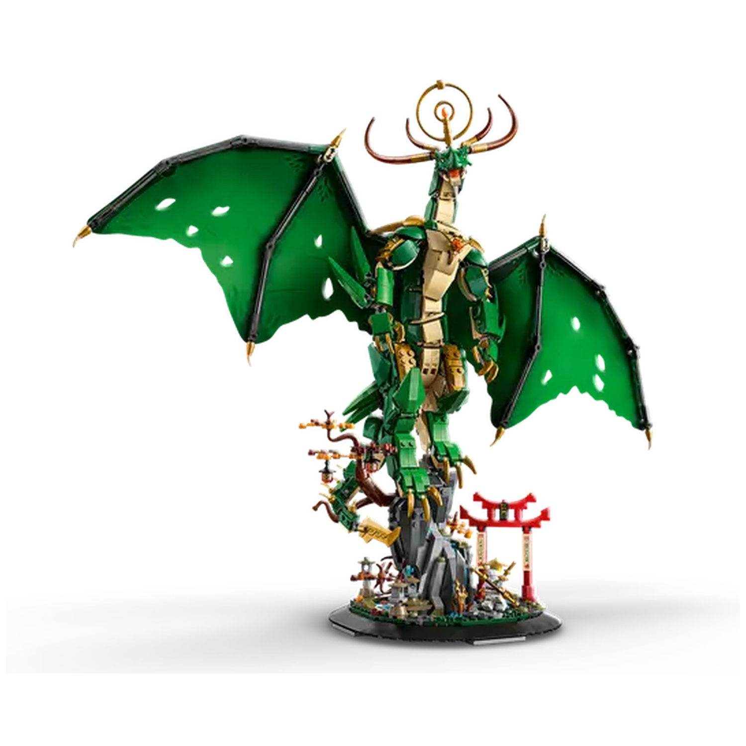 Un ensemble Lego de dragon vert avec de grandes ailes, perché sur une base rocheuse avec une petite porte rouge et d'autres figurines miniatures.