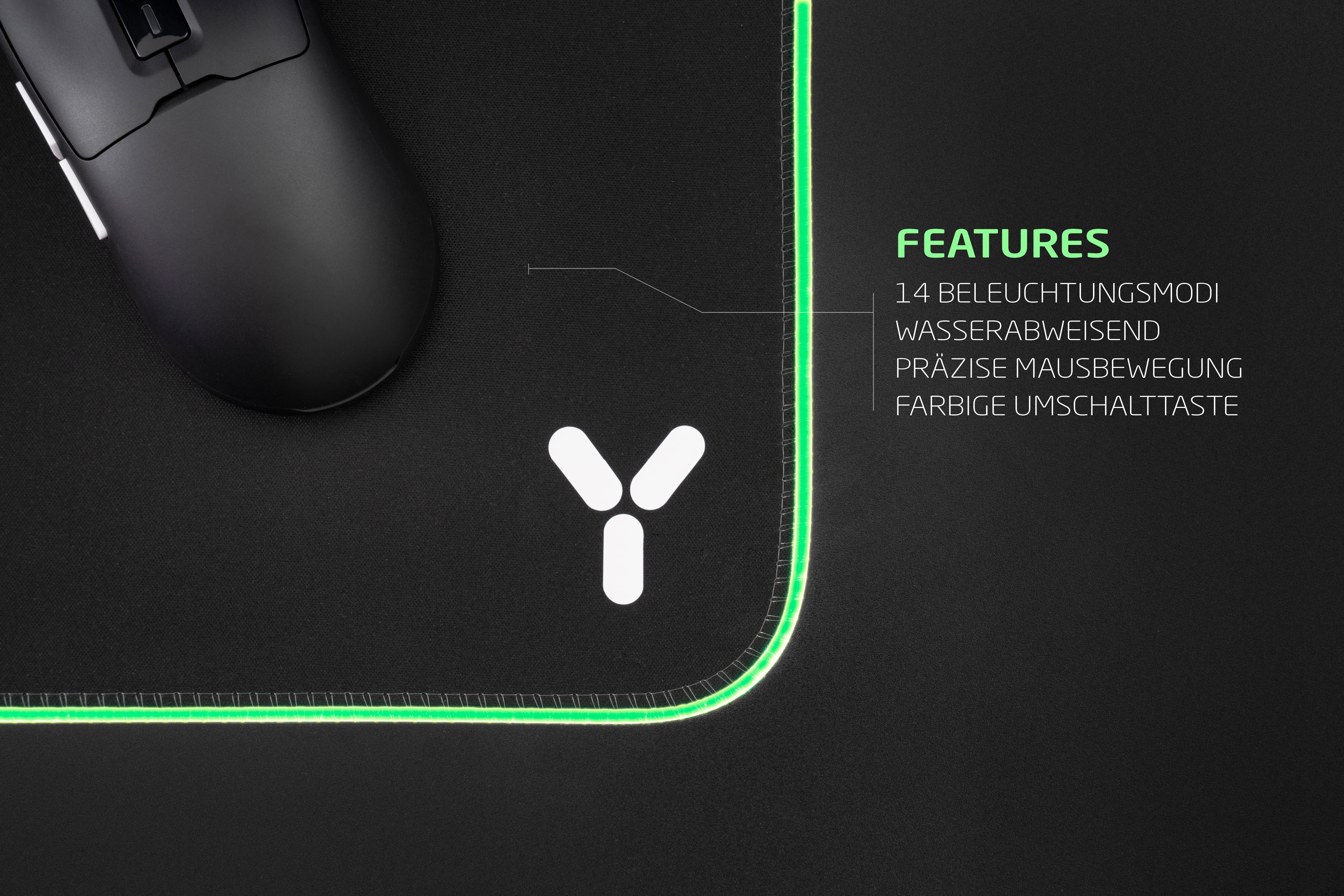 Czarna mysz na czarnej podkładce z zieloną świecącą krawędzią. Białe logo i niemiecki tekst.
