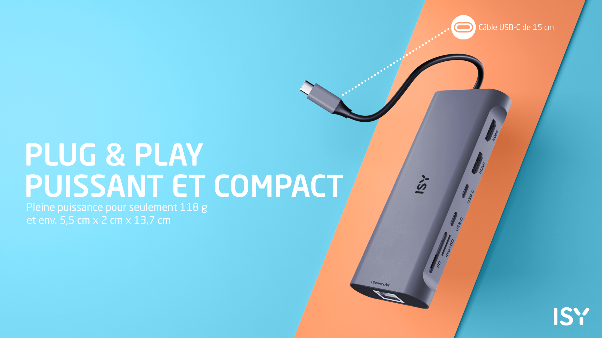 Szary hub USB-C ISY z wieloma portami, czarnym kablem i napisem 'PLUG & PLAY'. Tło jest niebiesko-pomarańczowe.