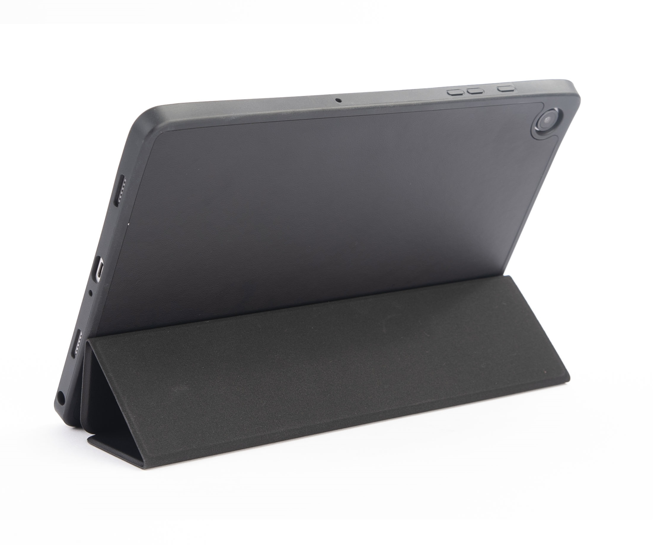 Czarny tablet podparty etui, ustawiony pod kątem w prawo. Białe tło.