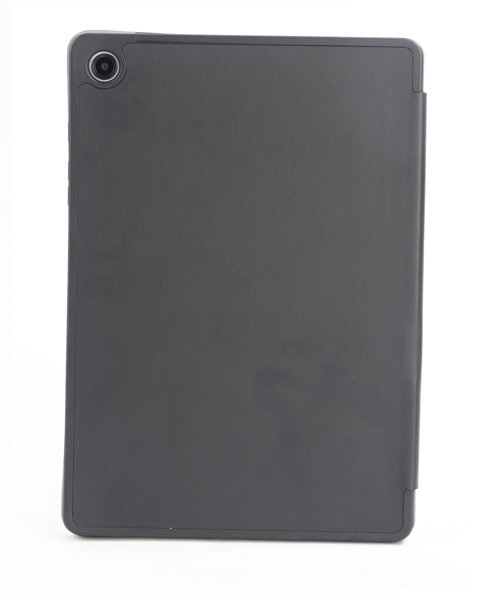 Czarny pokrowiec na tablet z obiektywem aparatu. Tło jest białe.