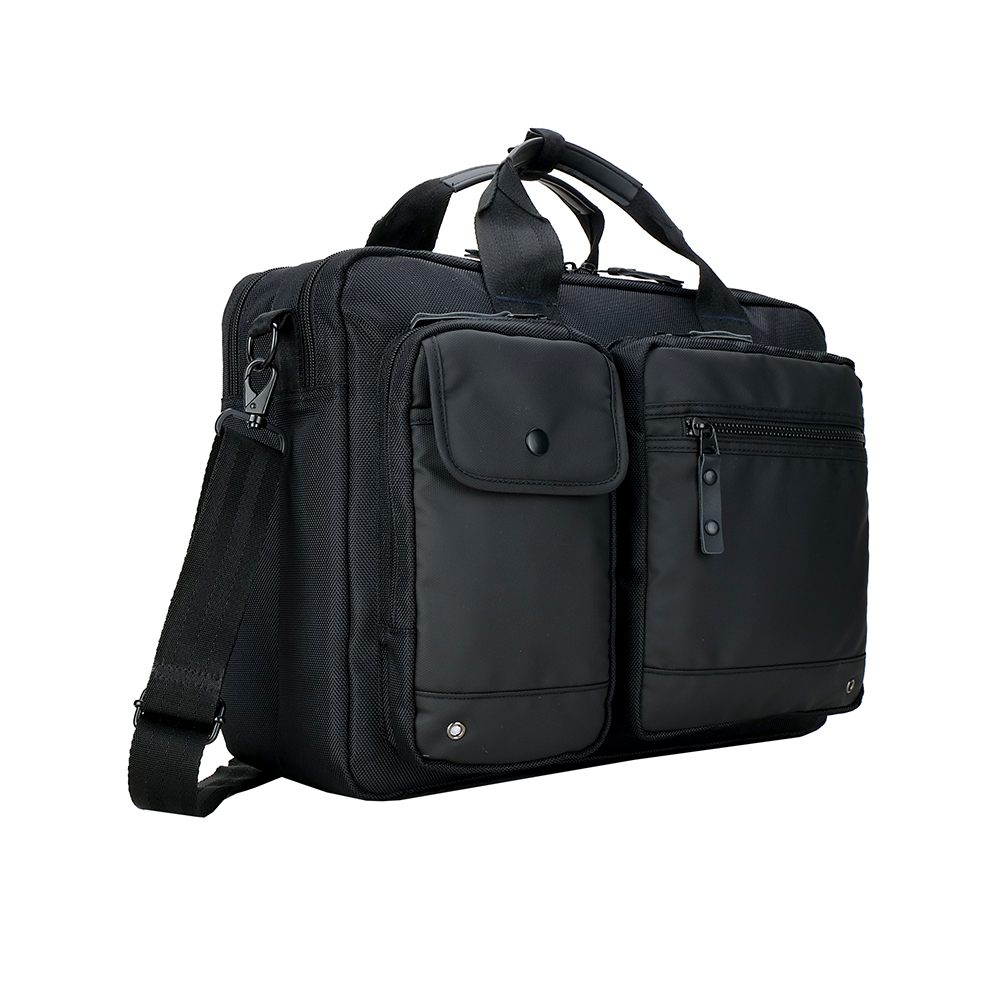 Czarna teczka z wieloma kieszeniami i paskiem na ramię. Jest na białym tle.