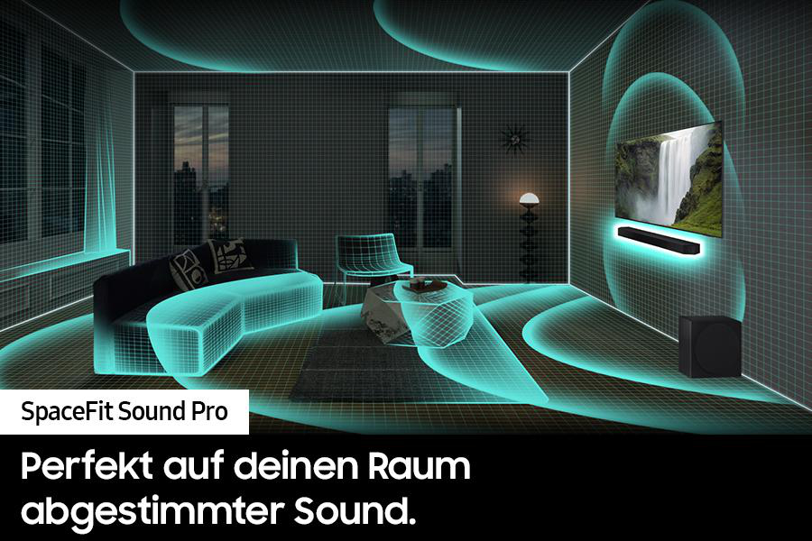 Ein modernes Wohnzimmer mit einem Fernseher, der einen Wasserfall zeigt, Sofa, Lautsprecher und eine Sound-Map-Overlay.