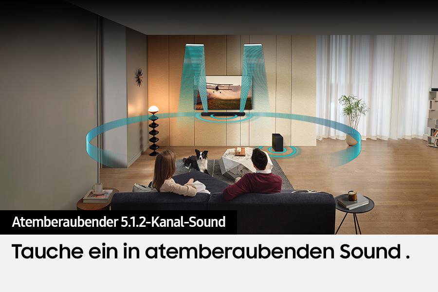 Wohnzimmer mit Paar, Hund und Soundsystem. TV zeigt Flugzeug. Schallwellen werden visualisiert.