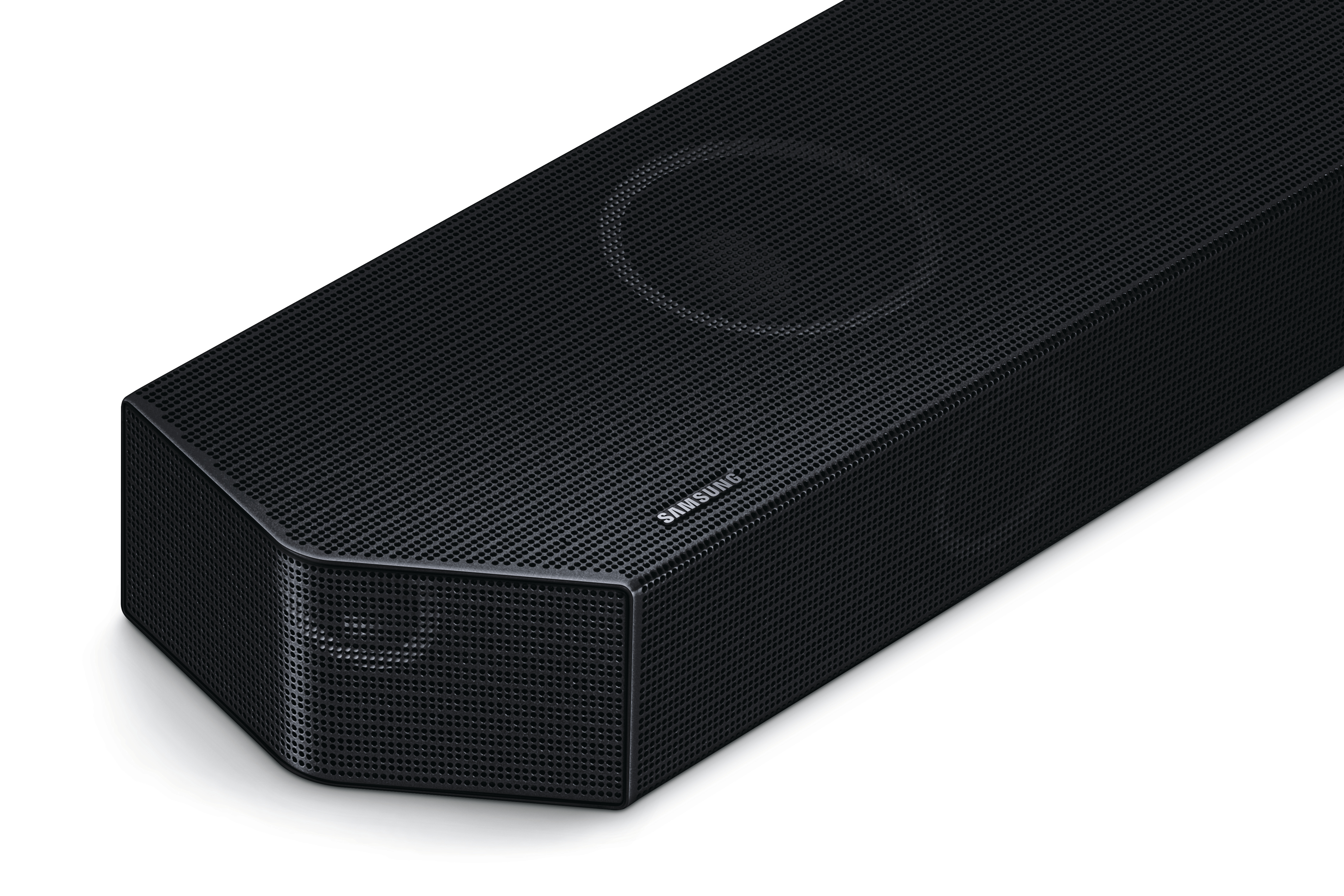 Eine schwarze Soundbar mit perforierter Oberfläche. Das Samsung-Logo ist sichtbar. Der Hintergrund ist weiß.