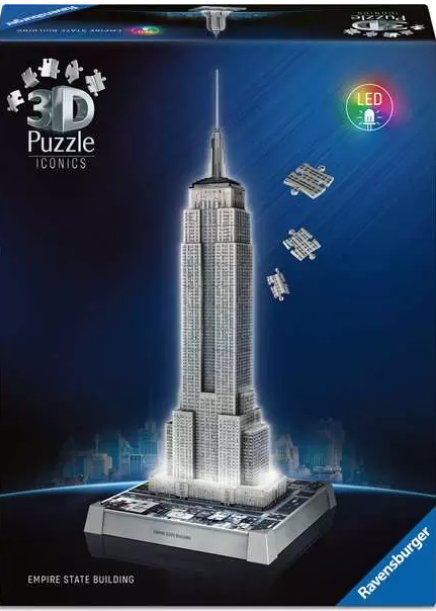 Das Empire State Building Puzzle. Ein 3D-Modell mit LED-Leuchten und Puzzleteilen auf dunklem Hintergrund.