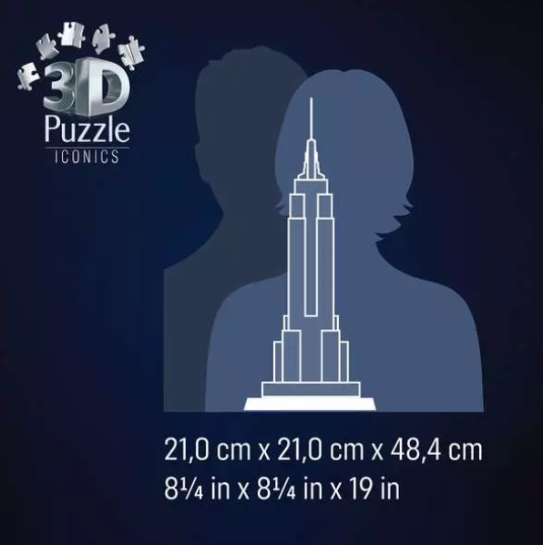 Das Bild zeigt ein 3D-Puzzle des Empire State Buildings. Im Hintergrund sind Silhouetten von Personen zu sehen, darunter Größenangaben.