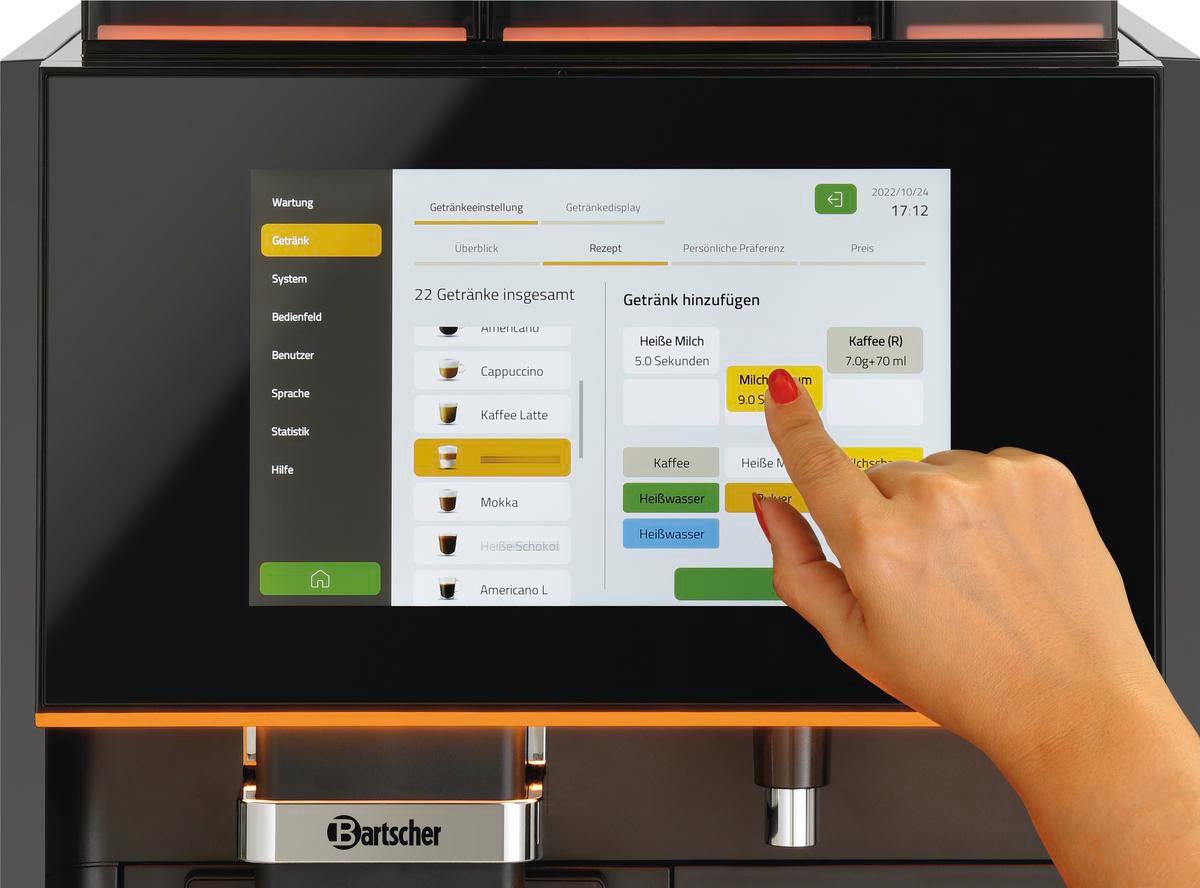 Ein Touchscreen-Kaffeeautomaten-Interface, das Getränkeoptionen zeigt. Eine Hand berührt die Option 'Milch'. Der Bildschirm zeigt verschiedene Getränkeauswahlen.