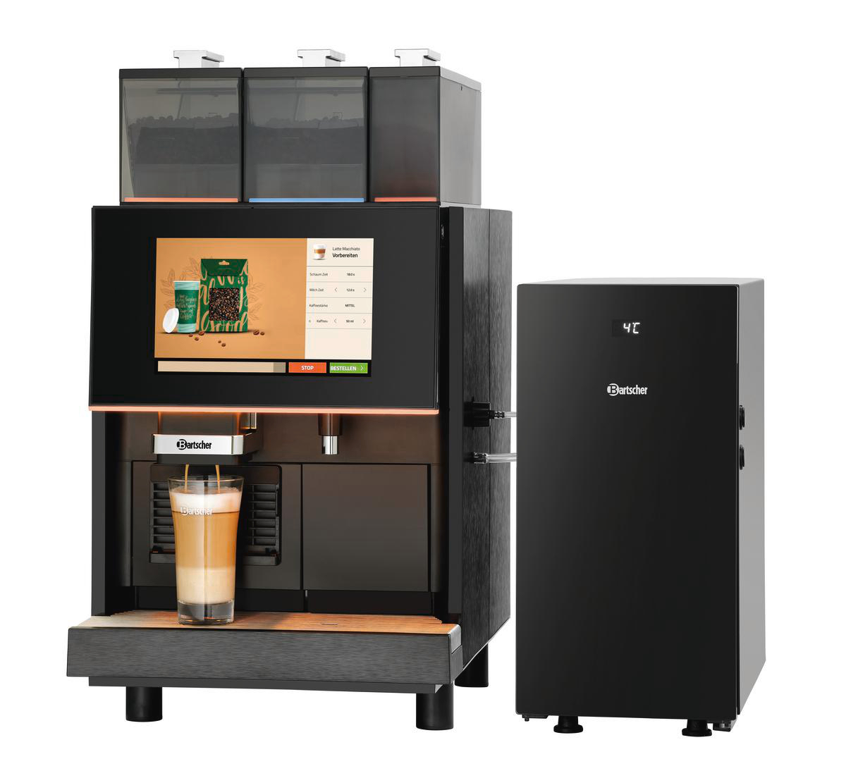 Kaffeemaschine mit Touchscreen, der Getränkeoptionen anzeigt. Ein Glas Latte Macchiato wird zubereitet. Ein kleiner Kühlschrank rechts.
