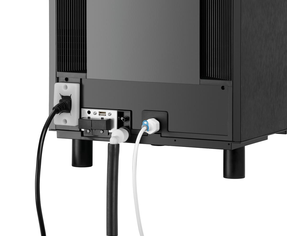 Rückseite eines schwarzen Geräts mit verschiedenen Anschlüssen und Steckern. Ein Netzkabel, USB und andere Anschlüsse sind sichtbar.