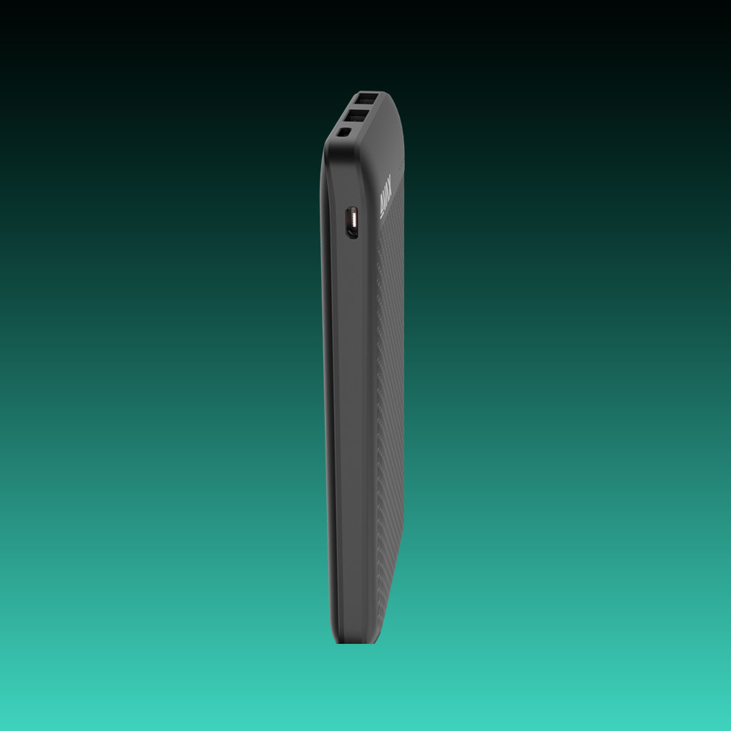 Egy sötétszürke power bank áll függőlegesen. Több portja van felül, és texturált a felülete. A háttér türkizkék.
