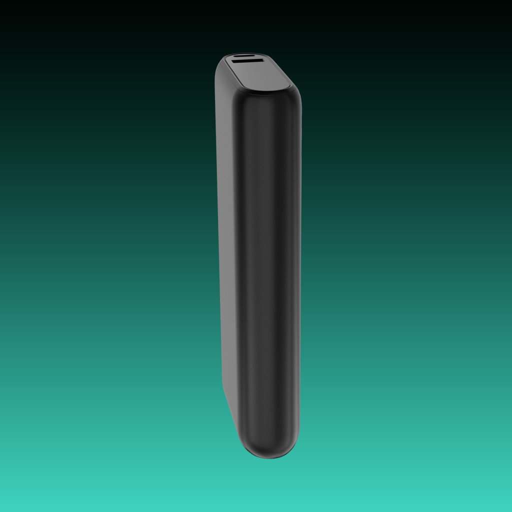 Egy fekete power bank függőlegesen áll egy zöldeskék színátmenetű háttér előtt. Lekerekített élekkel és egy nyílással rendelkezik a tetején.