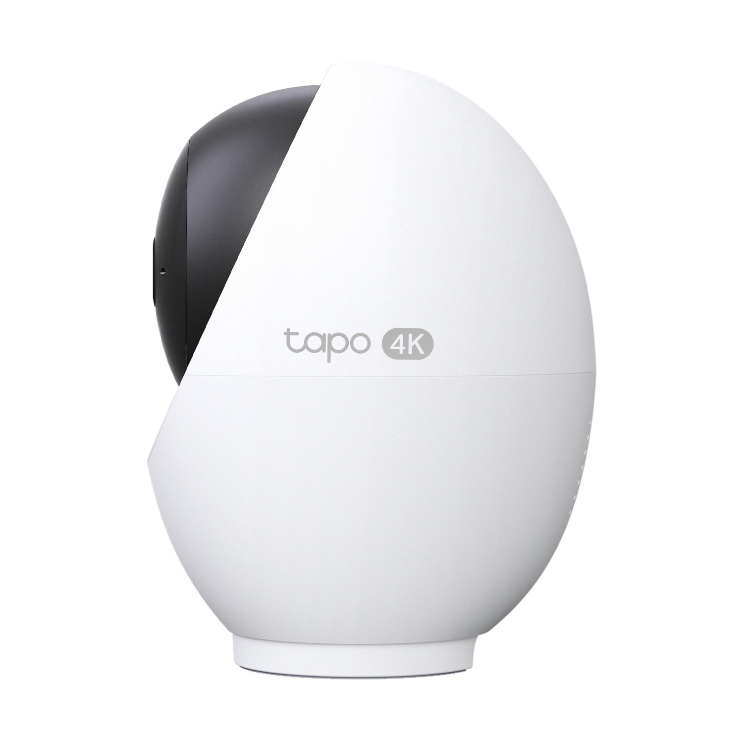 Una telecamera Tapo 4K bianca e nera. Il dispositivo ha una base bianca arrotondata e una testa di telecamera nera. Il logo Tapo è visibile.